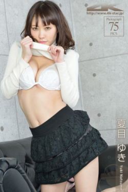 美女扒开粉嫩尿口照片